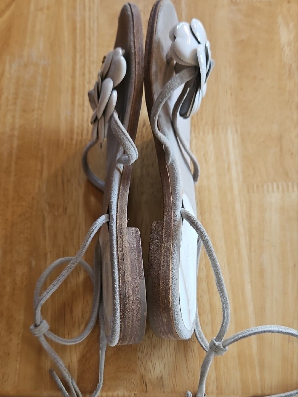 CHANEL Vintage Thong Gray Suede and White Patent Leather Sandals - Picture 7 of 16